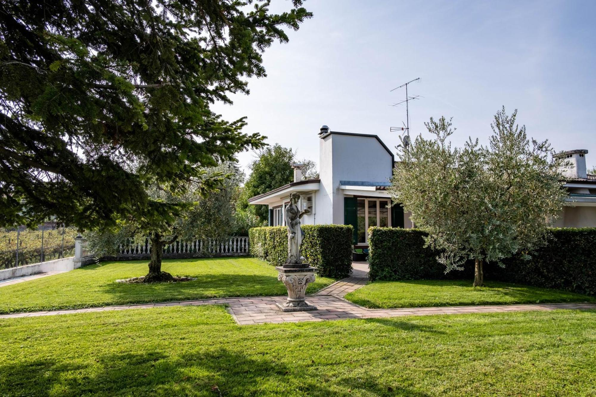 Villa Carini With 3000 Mq Garden & Heated Pool Castelnuovo del Garda Εξωτερικό φωτογραφία